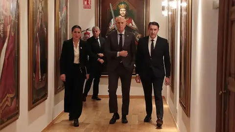 El Plan Regional para la coordinación urbanística en el entorno del Camino de La Raya, cuyo protocolo de elaboración firmaron hoy el consejero de Medio Ambiente, Vivienda y Ordenación del Territorio, Juan Carlos Suárez-Quiñones, con los alcaldes de León, José Antonio Diez, y de San Andrés del Rabanedo, Ana Fernández, convertirá el espacio existente entre ambos municipios en “un nuevo polo industrial bien articulado”. Foto: Peio García