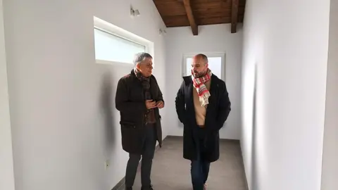 El delegado territorial de la Junta, Eduardo Diego; y el alcalde de Val de San Lorenzo, Alfonso Cordero, han visitado los trabajos.