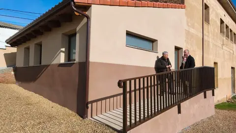 El delegado territorial de la Junta, Eduardo Diego; y el alcalde de Val de San Lorenzo, Alfonso Cordero, han visitado los trabajos.