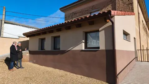 El delegado territorial de la Junta, Eduardo Diego; y el alcalde de Val de San Lorenzo, Alfonso Cordero, han visitado los trabajos.