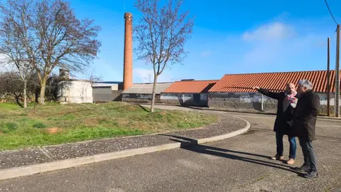 El delegado territorial de la Junta, Eduardo Diego; y el alcalde de Val de San Lorenzo, Alfonso Cordero, han visitado los trabajos.