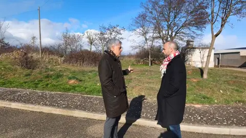 El delegado territorial de la Junta, Eduardo Diego; y el alcalde de Val de San Lorenzo, Alfonso Cordero, han visitado los trabajos.