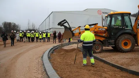 La vicepresidenta tercera del Gobierno y ministra para la Transición Ecológica y el Reto Demográfico, Sara Aagesen, visita el proyecto La Robla Green acompañada por el subdelegado del Gobierno Héctor Alaiz y el presidente de la Diputación, Gerardo Álvarez Courel. Foto: Peio García