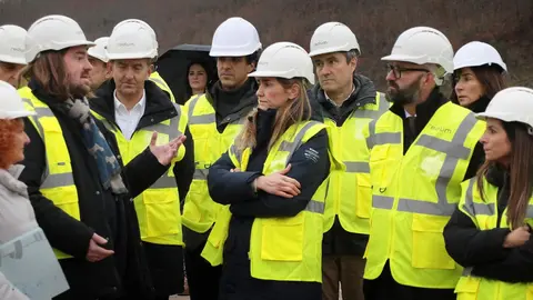 La vicepresidenta tercera del Gobierno y ministra para la Transición Ecológica y el Reto Demográfico, Sara Aagesen, visita el proyecto La Robla Green acompañada por el subdelegado del Gobierno Héctor Alaiz y el presidente de la Diputación, Gerardo Álvarez Courel. Foto: Peio García