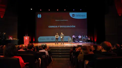 El científico José Luis Barredo fue distinguido este jueves con el Premio Ciencia y Divulgación en el marco de los Premios Compromiso Heraldo de León, celebrados en el Auditorio de León con motivo del primer aniversario del diario digital. El galardón le fue entregado por Gerardo Gutiérrez, presidente de la Fundación Gadea, en reconocimiento a su labor investigadora y a su compromiso con la divulgación científica desarrollada desde la provincia. Fotos: cara A cara