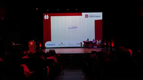 El científico José Luis Barredo fue distinguido este jueves con el Premio Ciencia y Divulgación en el marco de los Premios Compromiso Heraldo de León, celebrados en el Auditorio de León con motivo del primer aniversario del diario digital. El galardón le fue entregado por Gerardo Gutiérrez, presidente de la Fundación Gadea, en reconocimiento a su labor investigadora y a su compromiso con la divulgación científica desarrollada desde la provincia. Fotos: cara A cara