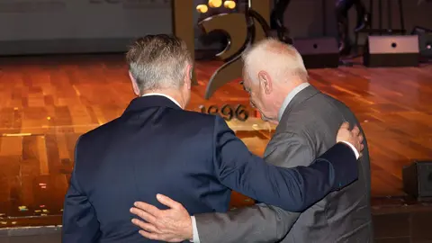 El científico José Luis Barredo fue distinguido este jueves con el Premio Ciencia y Divulgación en el marco de los Premios Compromiso Heraldo de León, celebrados en el Auditorio de León con motivo del primer aniversario del diario digital. El galardón le fue entregado por Gerardo Gutiérrez, presidente de la Fundación Gadea, en reconocimiento a su labor investigadora y a su compromiso con la divulgación científica desarrollada desde la provincia. Fotos: cara A cara