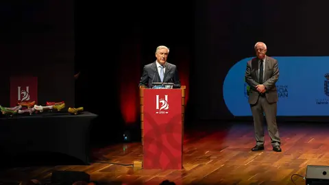 El científico José Luis Barredo fue distinguido este jueves con el Premio Ciencia y Divulgación en el marco de los Premios Compromiso Heraldo de León, celebrados en el Auditorio de León con motivo del primer aniversario del diario digital. El galardón le fue entregado por Gerardo Gutiérrez, presidente de la Fundación Gadea, en reconocimiento a su labor investigadora y a su compromiso con la divulgación científica desarrollada desde la provincia. Fotos: cara A cara