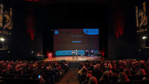 El Club Baloncesto Femenino León fue distinguido este jueves con el Premio Deporte en el marco de los Premios Compromiso Heraldo de León, celebrados en el Auditorio de León con motivo del primer aniversario del diario digital. El galardón fue recogido por el presidente del club, Rafa González, y entregado por Mario García, gerente de Leomotor, en reconocimiento a la labor de la entidad en la promoción y consolidación del deporte femenino en la ciudad. Fotos: cara A cara