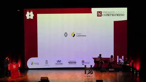 El Club Baloncesto Femenino León fue distinguido este jueves con el Premio Deporte en el marco de los Premios Compromiso Heraldo de León, celebrados en el Auditorio de León con motivo del primer aniversario del diario digital. El galardón fue recogido por el presidente del club, Rafa González, y entregado por Mario García, gerente de Leomotor, en reconocimiento a la labor de la entidad en la promoción y consolidación del deporte femenino en la ciudad. Fotos: cara A cara