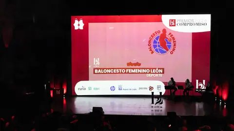 El Club Baloncesto Femenino León fue distinguido este jueves con el Premio Deporte en el marco de los Premios Compromiso Heraldo de León, celebrados en el Auditorio de León con motivo del primer aniversario del diario digital. El galardón fue recogido por el presidente del club, Rafa González, y entregado por Mario García, gerente de Leomotor, en reconocimiento a la labor de la entidad en la promoción y consolidación del deporte femenino en la ciudad. Fotos: cara A cara