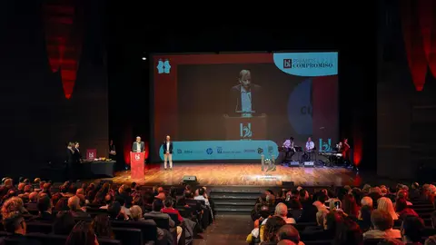 El Club Baloncesto Femenino León fue distinguido este jueves con el Premio Deporte en el marco de los Premios Compromiso Heraldo de León, celebrados en el Auditorio de León con motivo del primer aniversario del diario digital. El galardón fue recogido por el presidente del club, Rafa González, y entregado por Mario García, gerente de Leomotor, en reconocimiento a la labor de la entidad en la promoción y consolidación del deporte femenino en la ciudad. Fotos: cara A cara