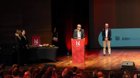 El Club Baloncesto Femenino León fue distinguido este jueves con el Premio Deporte en el marco de los Premios Compromiso Heraldo de León, celebrados en el Auditorio de León con motivo del primer aniversario del diario digital. El galardón fue recogido por el presidente del club, Rafa González, y entregado por Mario García, gerente de Leomotor, en reconocimiento a la labor de la entidad en la promoción y consolidación del deporte femenino en la ciudad. Fotos: cara A cara