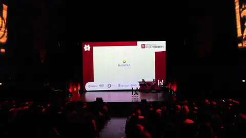 Martín Manceñido, cofundador de la Federación Española de Donantes de Sangre, fue distinguido este jueves con el Premio Social en el marco de los Premios Compromiso Heraldo de León, celebrados en el Auditorio de León con motivo del primer aniversario del diario digital. El galardón le fue entregado por Covadonga Tejera Lamelas, administradora de Centros Buendía, en reconocimiento a una trayectoria marcada por el compromiso altruista y la dedicación a salvar vidas a través de la donación de sangre. Fotos: cara A cara