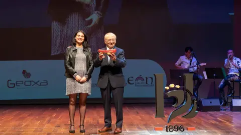 Martín Manceñido, cofundador de la Federación Española de Donantes de Sangre, fue distinguido este jueves con el Premio Social en el marco de los Premios Compromiso Heraldo de León, celebrados en el Auditorio de León con motivo del primer aniversario del diario digital. El galardón le fue entregado por Covadonga Tejera Lamelas, administradora de Centros Buendía, en reconocimiento a una trayectoria marcada por el compromiso altruista y la dedicación a salvar vidas a través de la donación de sangre. Fotos: cara A cara