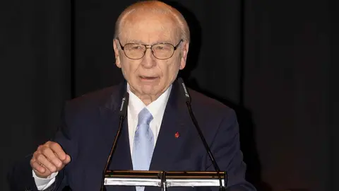 Martín Manceñido, cofundador de la Federación Española de Donantes de Sangre, fue distinguido este jueves con el Premio Social en el marco de los Premios Compromiso Heraldo de León, celebrados en el Auditorio de León con motivo del primer aniversario del diario digital. El galardón le fue entregado por Covadonga Tejera Lamelas, administradora de Centros Buendía, en reconocimiento a una trayectoria marcada por el compromiso altruista y la dedicación a salvar vidas a través de la donación de sangre. Fotos: cara A cara