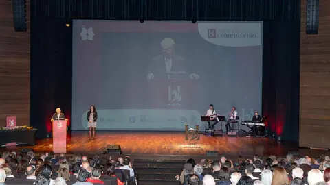 Martín Manceñido, cofundador de la Federación Española de Donantes de Sangre, fue distinguido este jueves con el Premio Social en el marco de los Premios Compromiso Heraldo de León, celebrados en el Auditorio de León con motivo del primer aniversario del diario digital. El galardón le fue entregado por Covadonga Tejera Lamelas, administradora de Centros Buendía, en reconocimiento a una trayectoria marcada por el compromiso altruista y la dedicación a salvar vidas a través de la donación de sangre. Fotos: cara A cara