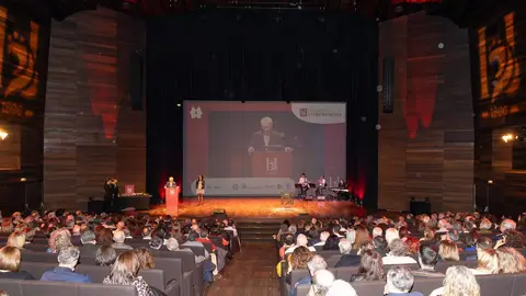 Martín Manceñido, cofundador de la Federación Española de Donantes de Sangre, fue distinguido este jueves con el Premio Social en el marco de los Premios Compromiso Heraldo de León, celebrados en el Auditorio de León con motivo del primer aniversario del diario digital. El galardón le fue entregado por Covadonga Tejera Lamelas, administradora de Centros Buendía, en reconocimiento a una trayectoria marcada por el compromiso altruista y la dedicación a salvar vidas a través de la donación de sangre. Fotos: cara A cara