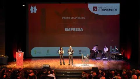 Paco Fernández, gerente de iRiego, fue distinguido este jueves con el Premio Empresa en el marco de los Premios Compromiso Heraldo de León, celebrados en el Auditorio de León con motivo del primer aniversario del diario digital. El galardón le fue entregado por la rectora de la Universidad de León, Nuria González, en reconocimiento a una trayectoria empresarial vinculada a la innovación, el desarrollo tecnológico y el crecimiento económico desde el medio rural leonés. Fotos: cara A cara