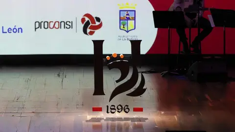 Paco Fernández, gerente de iRiego, fue distinguido este jueves con el Premio Empresa en el marco de los Premios Compromiso Heraldo de León, celebrados en el Auditorio de León con motivo del primer aniversario del diario digital. El galardón le fue entregado por la rectora de la Universidad de León, Nuria González, en reconocimiento a una trayectoria empresarial vinculada a la innovación, el desarrollo tecnológico y el crecimiento económico desde el medio rural leonés. Fotos: cara A cara