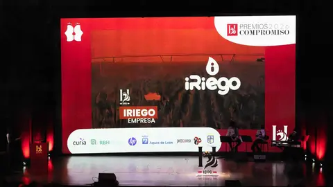 Paco Fernández, gerente de iRiego, fue distinguido este jueves con el Premio Empresa en el marco de los Premios Compromiso Heraldo de León, celebrados en el Auditorio de León con motivo del primer aniversario del diario digital. El galardón le fue entregado por la rectora de la Universidad de León, Nuria González, en reconocimiento a una trayectoria empresarial vinculada a la innovación, el desarrollo tecnológico y el crecimiento económico desde el medio rural leonés. Fotos: cara A cara
