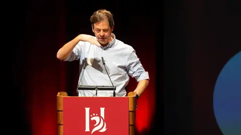 Paco Fernández, gerente de iRiego, fue distinguido este jueves con el Premio Empresa en el marco de los Premios Compromiso Heraldo de León, celebrados en el Auditorio de León con motivo del primer aniversario del diario digital. El galardón le fue entregado por la rectora de la Universidad de León, Nuria González, en reconocimiento a una trayectoria empresarial vinculada a la innovación, el desarrollo tecnológico y el crecimiento económico desde el medio rural leonés. Fotos: cara A cara