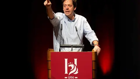 Paco Fernández, gerente de iRiego, fue distinguido este jueves con el Premio Empresa en el marco de los Premios Compromiso Heraldo de León, celebrados en el Auditorio de León con motivo del primer aniversario del diario digital. El galardón le fue entregado por la rectora de la Universidad de León, Nuria González, en reconocimiento a una trayectoria empresarial vinculada a la innovación, el desarrollo tecnológico y el crecimiento económico desde el medio rural leonés. Fotos: cara A cara