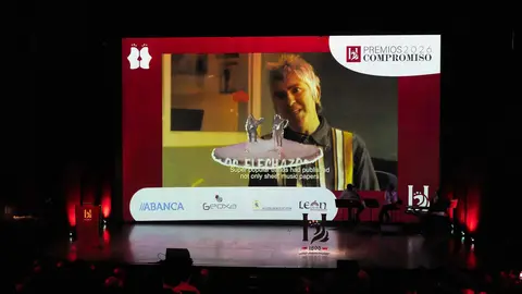 Álex Cooper, patrono de la Fundación Club 45, y Héctor Escobar, fundador de Espacio Factor en la Casona de San Feliz de Torío, fueron distinguidos este jueves con el Premio Cultura en el marco de los Premios Compromiso Heraldo de León, celebrados en el Auditorio de León con motivo del primer aniversario del diario digital. El galardón fue entregado por el diputado provincial de Cultura, Emilio Martínez Morán, en reconocimiento a la contribución de ambos al desarrollo cultural y artístico de la provincia. Fotos: cara A cara