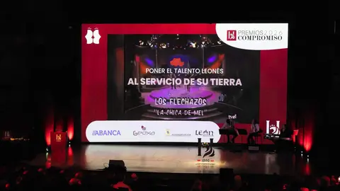 Álex Cooper, patrono de la Fundación Club 45, y Héctor Escobar, fundador de Espacio Factor en la Casona de San Feliz de Torío, fueron distinguidos este jueves con el Premio Cultura en el marco de los Premios Compromiso Heraldo de León, celebrados en el Auditorio de León con motivo del primer aniversario del diario digital. El galardón fue entregado por el diputado provincial de Cultura, Emilio Martínez Morán, en reconocimiento a la contribución de ambos al desarrollo cultural y artístico de la provincia. Fotos: cara A cara
