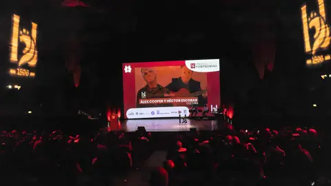 Álex Cooper, patrono de la Fundación Club 45, y Héctor Escobar, fundador de Espacio Factor en la Casona de San Feliz de Torío, fueron distinguidos este jueves con el Premio Cultura en el marco de los Premios Compromiso Heraldo de León, celebrados en el Auditorio de León con motivo del primer aniversario del diario digital. El galardón fue entregado por el diputado provincial de Cultura, Emilio Martínez Morán, en reconocimiento a la contribución de ambos al desarrollo cultural y artístico de la provincia. Fotos: cara A cara