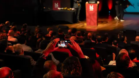 Álex Cooper, patrono de la Fundación Club 45, y Héctor Escobar, fundador de Espacio Factor en la Casona de San Feliz de Torío, fueron distinguidos este jueves con el Premio Cultura en el marco de los Premios Compromiso Heraldo de León, celebrados en el Auditorio de León con motivo del primer aniversario del diario digital. El galardón fue entregado por el diputado provincial de Cultura, Emilio Martínez Morán, en reconocimiento a la contribución de ambos al desarrollo cultural y artístico de la provincia. Fotos: cara A cara