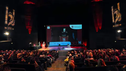 Álex Cooper, patrono de la Fundación Club 45, y Héctor Escobar, fundador de Espacio Factor en la Casona de San Feliz de Torío, fueron distinguidos este jueves con el Premio Cultura en el marco de los Premios Compromiso Heraldo de León, celebrados en el Auditorio de León con motivo del primer aniversario del diario digital. El galardón fue entregado por el diputado provincial de Cultura, Emilio Martínez Morán, en reconocimiento a la contribución de ambos al desarrollo cultural y artístico de la provincia. Fotos: cara A cara