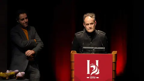 Álex Cooper, patrono de la Fundación Club 45, y Héctor Escobar, fundador de Espacio Factor en la Casona de San Feliz de Torío, fueron distinguidos este jueves con el Premio Cultura en el marco de los Premios Compromiso Heraldo de León, celebrados en el Auditorio de León con motivo del primer aniversario del diario digital. El galardón fue entregado por el diputado provincial de Cultura, Emilio Martínez Morán, en reconocimiento a la contribución de ambos al desarrollo cultural y artístico de la provincia. Fotos: cara A cara