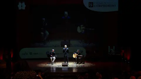 Álex Cooper, patrono de la Fundación Club 45, y Héctor Escobar, fundador de Espacio Factor en la Casona de San Feliz de Torío, fueron distinguidos este jueves con el Premio Cultura en el marco de los Premios Compromiso Heraldo de León, celebrados en el Auditorio de León con motivo del primer aniversario del diario digital. El galardón fue entregado por el diputado provincial de Cultura, Emilio Martínez Morán, en reconocimiento a la contribución de ambos al desarrollo cultural y artístico de la provincia. Fotos: cara A cara