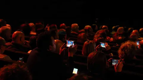 Álex Cooper, patrono de la Fundación Club 45, y Héctor Escobar, fundador de Espacio Factor en la Casona de San Feliz de Torío, fueron distinguidos este jueves con el Premio Cultura en el marco de los Premios Compromiso Heraldo de León, celebrados en el Auditorio de León con motivo del primer aniversario del diario digital. El galardón fue entregado por el diputado provincial de Cultura, Emilio Martínez Morán, en reconocimiento a la contribución de ambos al desarrollo cultural y artístico de la provincia. Fotos: cara A cara
