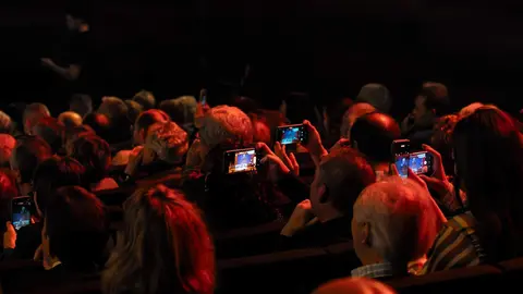 Álex Cooper, patrono de la Fundación Club 45, y Héctor Escobar, fundador de Espacio Factor en la Casona de San Feliz de Torío, fueron distinguidos este jueves con el Premio Cultura en el marco de los Premios Compromiso Heraldo de León, celebrados en el Auditorio de León con motivo del primer aniversario del diario digital. El galardón fue entregado por el diputado provincial de Cultura, Emilio Martínez Morán, en reconocimiento a la contribución de ambos al desarrollo cultural y artístico de la provincia. Fotos: cara A cara