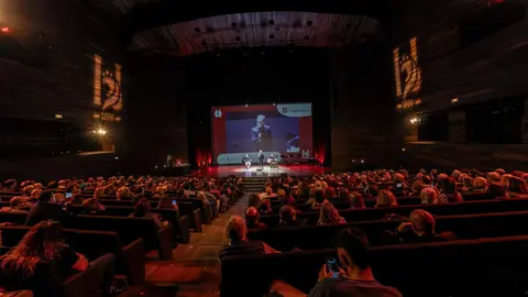 Álex Cooper, patrono de la Fundación Club 45, y Héctor Escobar, fundador de Espacio Factor en la Casona de San Feliz de Torío, fueron distinguidos este jueves con el Premio Cultura en el marco de los Premios Compromiso Heraldo de León, celebrados en el Auditorio de León con motivo del primer aniversario del diario digital. El galardón fue entregado por el diputado provincial de Cultura, Emilio Martínez Morán, en reconocimiento a la contribución de ambos al desarrollo cultural y artístico de la provincia. Fotos: cara A cara