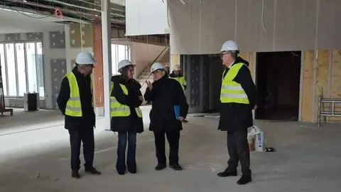 La consejera de Educación, Rocío Lucas, durante su visita las obras del nuevo Conservatorio Profesional de Música de León este viernes. Fotos: JCyL