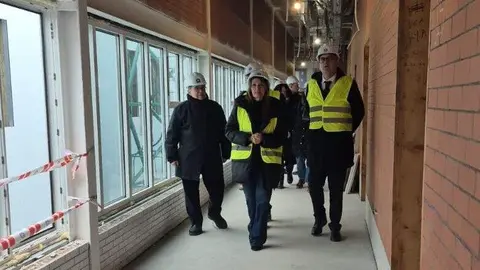 La consejera de Educación, Rocío Lucas, durante su visita las obras del nuevo Conservatorio Profesional de Música de León este viernes. Fotos: JCyL