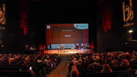 El periodista Fulgencio Fernández, de La Nueva Crónica, y el fotoperiodista Mauricio Peña fueron distinguidos este jueves con el Premio Compromiso con la Tierra en el marco de los Premios Compromiso Heraldo de León, celebrados en el Auditorio de León con motivo del primer aniversario del diario digital. El galardón fue entregado por Javier Cid, CEO de Incosa, en reconocimiento a una trayectoria profesional dedicada a documentar, divulgar y proteger el patrimonio natural y cultural de la provincia. Foto: cara A cara