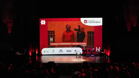 El periodista Fulgencio Fernández, de La Nueva Crónica, y el fotoperiodista Mauricio Peña fueron distinguidos este jueves con el Premio Compromiso con la Tierra en el marco de los Premios Compromiso Heraldo de León, celebrados en el Auditorio de León con motivo del primer aniversario del diario digital. El galardón fue entregado por Javier Cid, CEO de Incosa, en reconocimiento a una trayectoria profesional dedicada a documentar, divulgar y proteger el patrimonio natural y cultural de la provincia. Foto: cara A cara