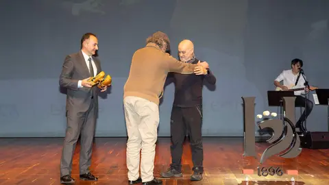 El periodista Fulgencio Fernández, de La Nueva Crónica, y el fotoperiodista Mauricio Peña fueron distinguidos este jueves con el Premio Compromiso con la Tierra en el marco de los Premios Compromiso Heraldo de León, celebrados en el Auditorio de León con motivo del primer aniversario del diario digital. El galardón fue entregado por Javier Cid, CEO de Incosa, en reconocimiento a una trayectoria profesional dedicada a documentar, divulgar y proteger el patrimonio natural y cultural de la provincia. Foto: cara A cara