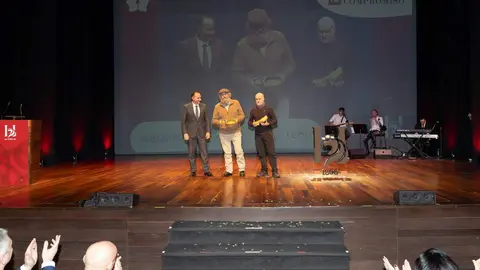 El periodista Fulgencio Fernández, de La Nueva Crónica, y el fotoperiodista Mauricio Peña fueron distinguidos este jueves con el Premio Compromiso con la Tierra en el marco de los Premios Compromiso Heraldo de León, celebrados en el Auditorio de León con motivo del primer aniversario del diario digital. El galardón fue entregado por Javier Cid, CEO de Incosa, en reconocimiento a una trayectoria profesional dedicada a documentar, divulgar y proteger el patrimonio natural y cultural de la provincia. Foto: cara A cara