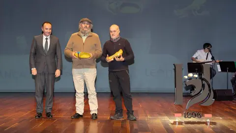 El periodista Fulgencio Fernández, de La Nueva Crónica, y el fotoperiodista Mauricio Peña fueron distinguidos este jueves con el Premio Compromiso con la Tierra en el marco de los Premios Compromiso Heraldo de León, celebrados en el Auditorio de León con motivo del primer aniversario del diario digital. El galardón fue entregado por Javier Cid, CEO de Incosa, en reconocimiento a una trayectoria profesional dedicada a documentar, divulgar y proteger el patrimonio natural y cultural de la provincia. Foto: cara A cara
