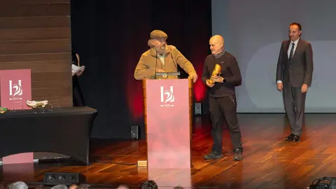 El periodista Fulgencio Fernández, de La Nueva Crónica, y el fotoperiodista Mauricio Peña fueron distinguidos este jueves con el Premio Compromiso con la Tierra en el marco de los Premios Compromiso Heraldo de León, celebrados en el Auditorio de León con motivo del primer aniversario del diario digital. El galardón fue entregado por Javier Cid, CEO de Incosa, en reconocimiento a una trayectoria profesional dedicada a documentar, divulgar y proteger el patrimonio natural y cultural de la provincia. Foto: cara A cara