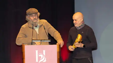 El periodista Fulgencio Fernández, de La Nueva Crónica, y el fotoperiodista Mauricio Peña fueron distinguidos este jueves con el Premio Compromiso con la Tierra en el marco de los Premios Compromiso Heraldo de León, celebrados en el Auditorio de León con motivo del primer aniversario del diario digital. El galardón fue entregado por Javier Cid, CEO de Incosa, en reconocimiento a una trayectoria profesional dedicada a documentar, divulgar y proteger el patrimonio natural y cultural de la provincia. Foto: cara A cara