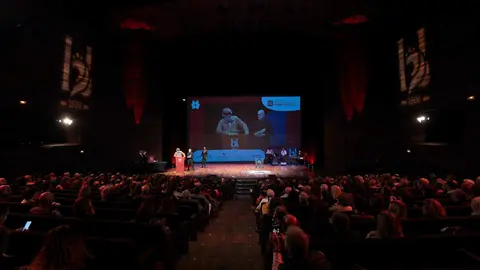 El periodista Fulgencio Fernández, de La Nueva Crónica, y el fotoperiodista Mauricio Peña fueron distinguidos este jueves con el Premio Compromiso con la Tierra en el marco de los Premios Compromiso Heraldo de León, celebrados en el Auditorio de León con motivo del primer aniversario del diario digital. El galardón fue entregado por Javier Cid, CEO de Incosa, en reconocimiento a una trayectoria profesional dedicada a documentar, divulgar y proteger el patrimonio natural y cultural de la provincia. Foto: cara A cara
