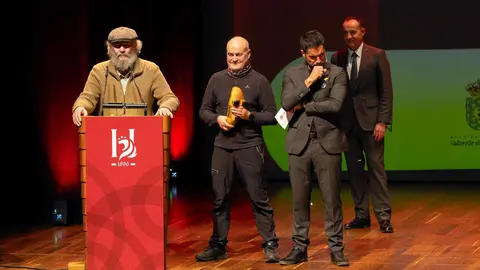 El periodista Fulgencio Fernández, de La Nueva Crónica, y el fotoperiodista Mauricio Peña fueron distinguidos este jueves con el Premio Compromiso con la Tierra en el marco de los Premios Compromiso Heraldo de León, celebrados en el Auditorio de León con motivo del primer aniversario del diario digital. El galardón fue entregado por Javier Cid, CEO de Incosa, en reconocimiento a una trayectoria profesional dedicada a documentar, divulgar y proteger el patrimonio natural y cultural de la provincia. Foto: cara A cara