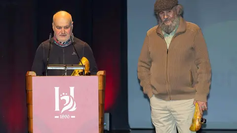El periodista Fulgencio Fernández, de La Nueva Crónica, y el fotoperiodista Mauricio Peña fueron distinguidos este jueves con el Premio Compromiso con la Tierra en el marco de los Premios Compromiso Heraldo de León, celebrados en el Auditorio de León con motivo del primer aniversario del diario digital. El galardón fue entregado por Javier Cid, CEO de Incosa, en reconocimiento a una trayectoria profesional dedicada a documentar, divulgar y proteger el patrimonio natural y cultural de la provincia. Foto: cara A cara