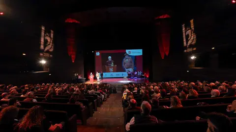 El periodista Fulgencio Fernández, de La Nueva Crónica, y el fotoperiodista Mauricio Peña fueron distinguidos este jueves con el Premio Compromiso con la Tierra en el marco de los Premios Compromiso Heraldo de León, celebrados en el Auditorio de León con motivo del primer aniversario del diario digital. El galardón fue entregado por Javier Cid, CEO de Incosa, en reconocimiento a una trayectoria profesional dedicada a documentar, divulgar y proteger el patrimonio natural y cultural de la provincia. Foto: cara A cara